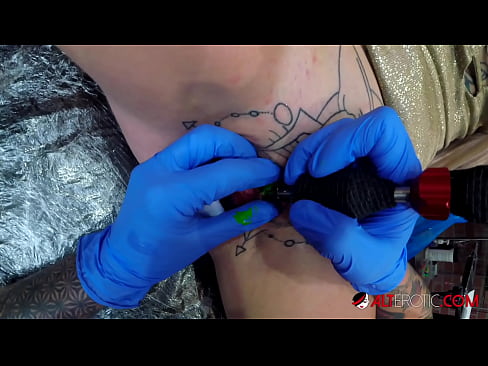 ❤️ Uiters getatoeëerde hottie Sully Savage het 'n tatoeëermerk op haar klitoris gekry Fok video  op af.ideabuffet.top
